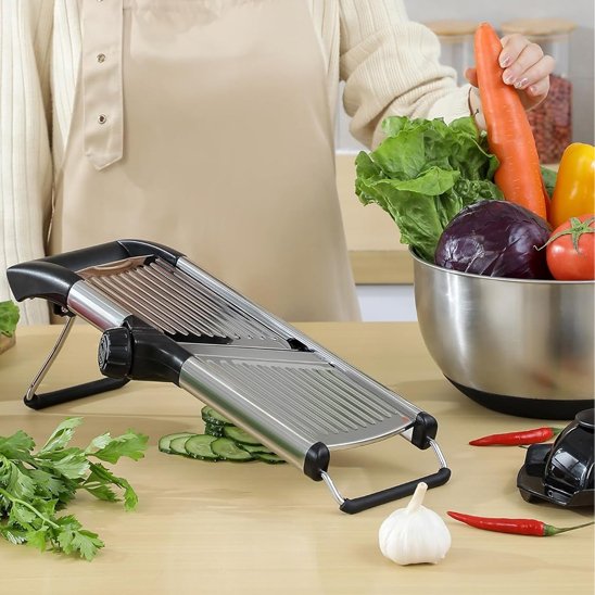 Mandoline japonaise sur comptoir de cuisine