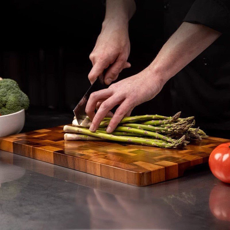 Homme coupe asperges sur planche à découper bois à motif de damier