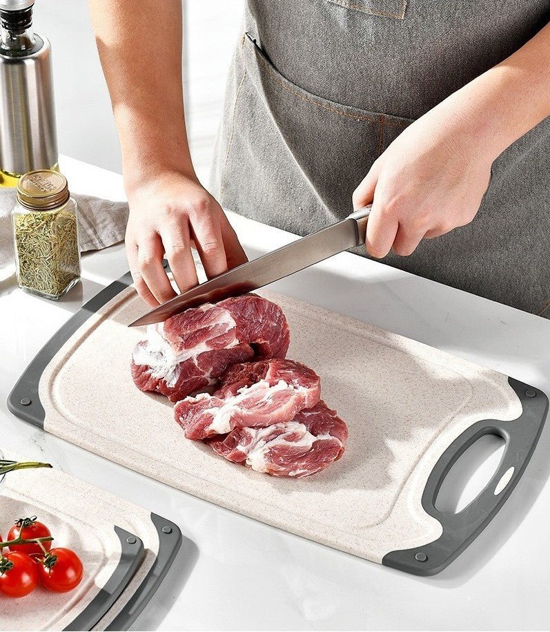 Homme tranche viande sur planche à découper de paille de blé blanche