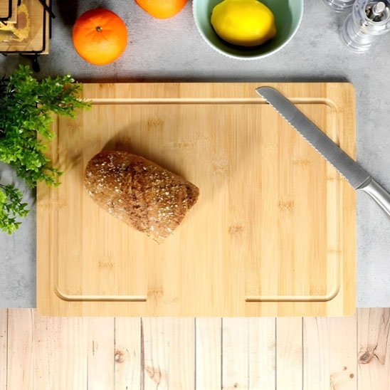 Pain à trancher sur planche à découper bois