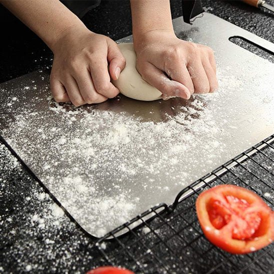 Pâte et farine sur planche à découper en acier inoxydable 