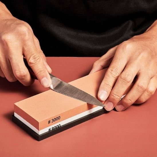 Pierre à aiguiser en action