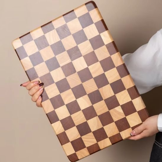 Planche à découper bois avec motif à damier