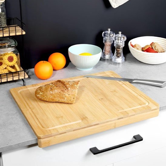 Planche à découper bois sur comptoir avec pain et couteau