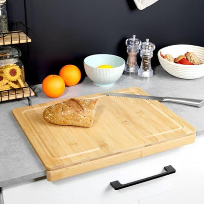 Planche à découper bois sur comptoir avec pain et couteau