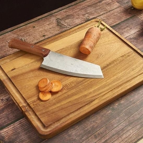 Couteau et carotte sur planche à découper en bois