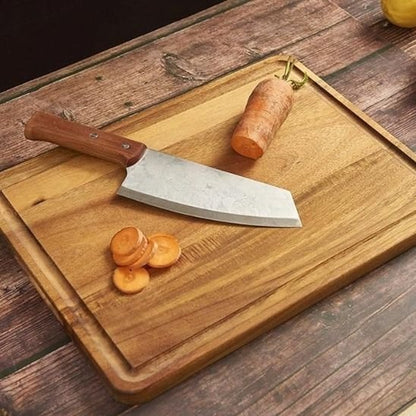 Couteau et carotte sur planche à découper en bois