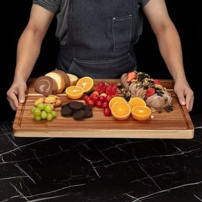 Planche à découper en bois qui sert de plateau de présentation