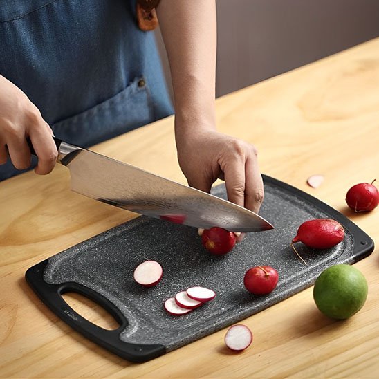Planche à découper noire de bioplastique 