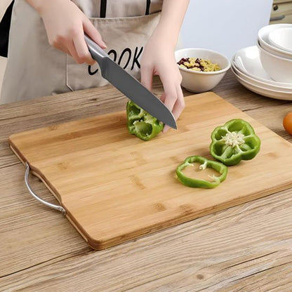 Femme coupe légume sur planche a decouper bois
