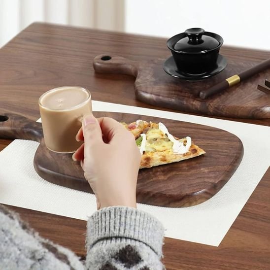 Planche bois à découper utilisée comme plateau de présentation