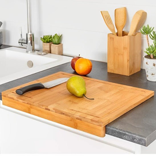 Poire sur planche à découper bois avec rebord