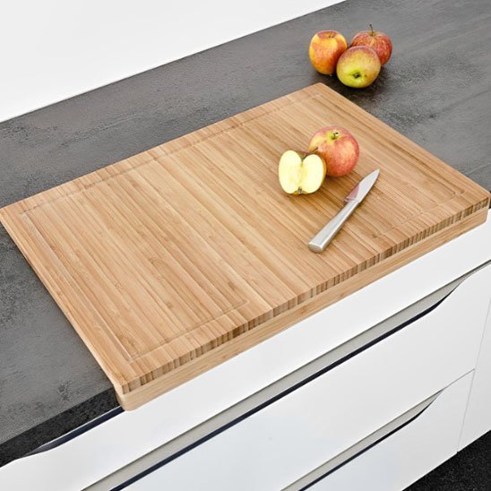 Pomme sur planche à découper bois