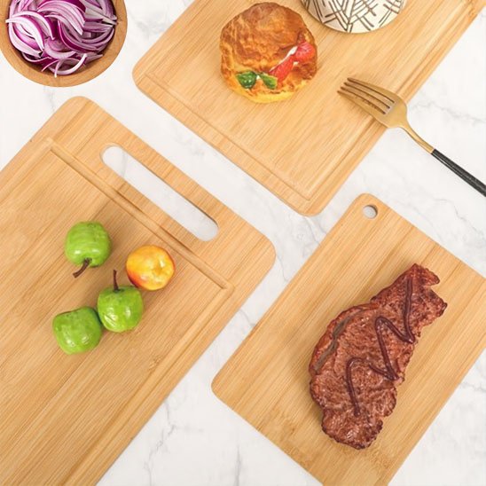 Présentation de viande et de légumes sur trio de planche a decouper bois