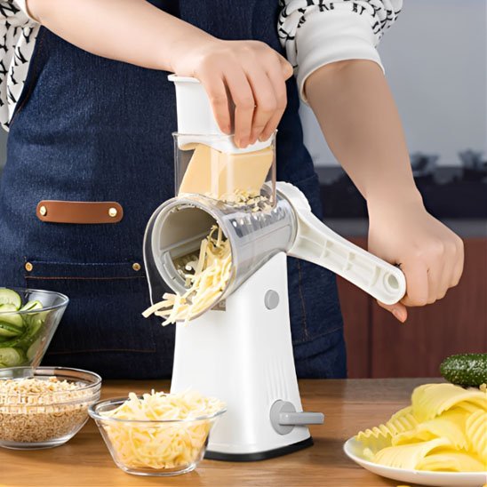 Enfant tranche fromage avec Râpe légumes manuelle à manivelle