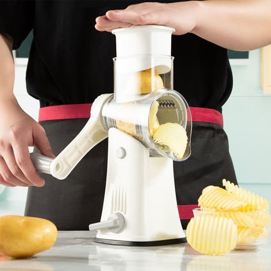 Cuisinier tranche pomme de terres avec Râpe légumes manuelle à tambour